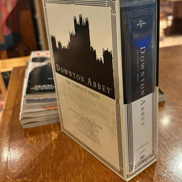 Downtown Abbey  The Complete Series - Picture 2 of 3